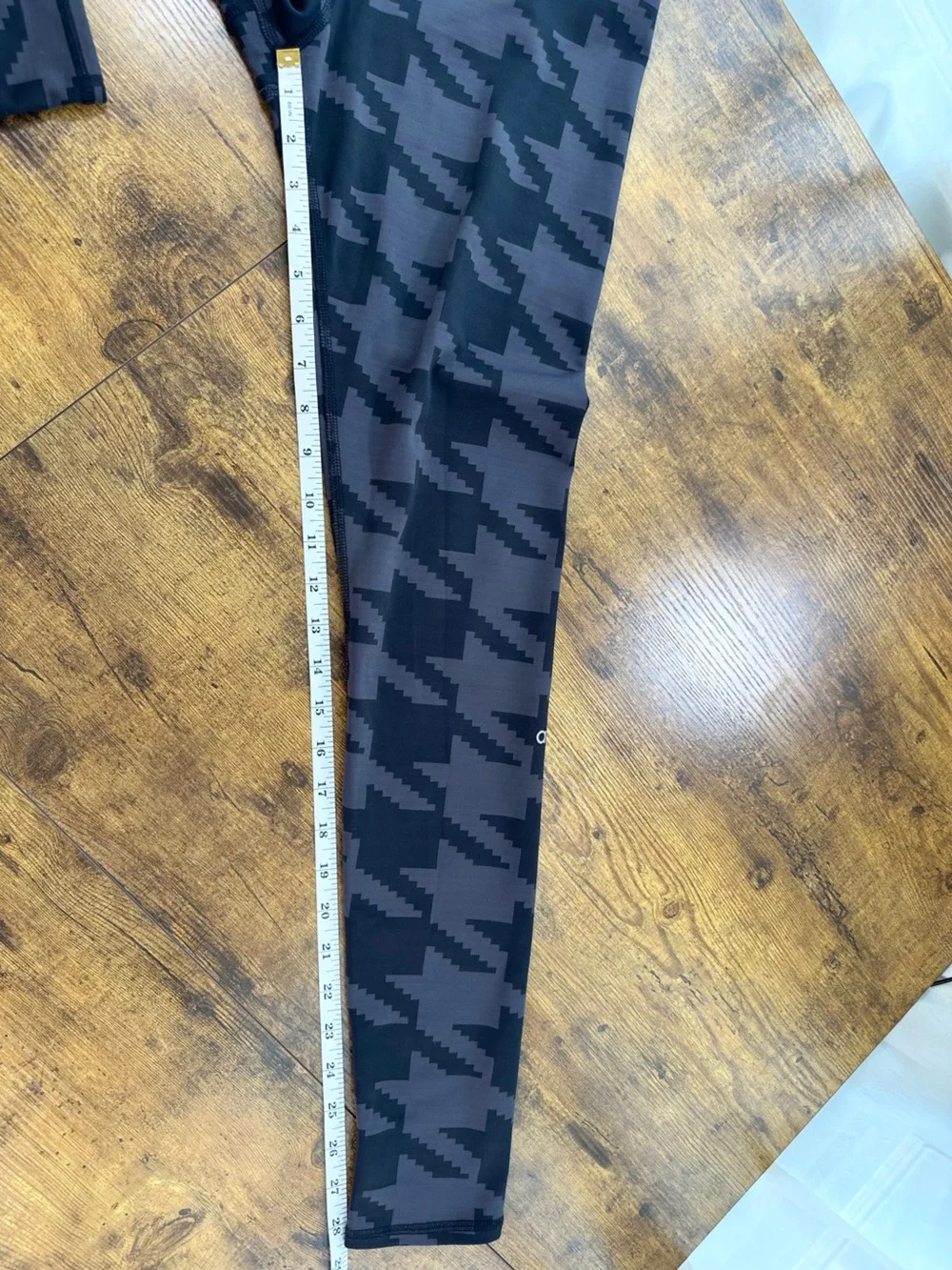 ALO Yoga High Rise Gray and Black Houndstooth Print Airbrush Leggings, Large